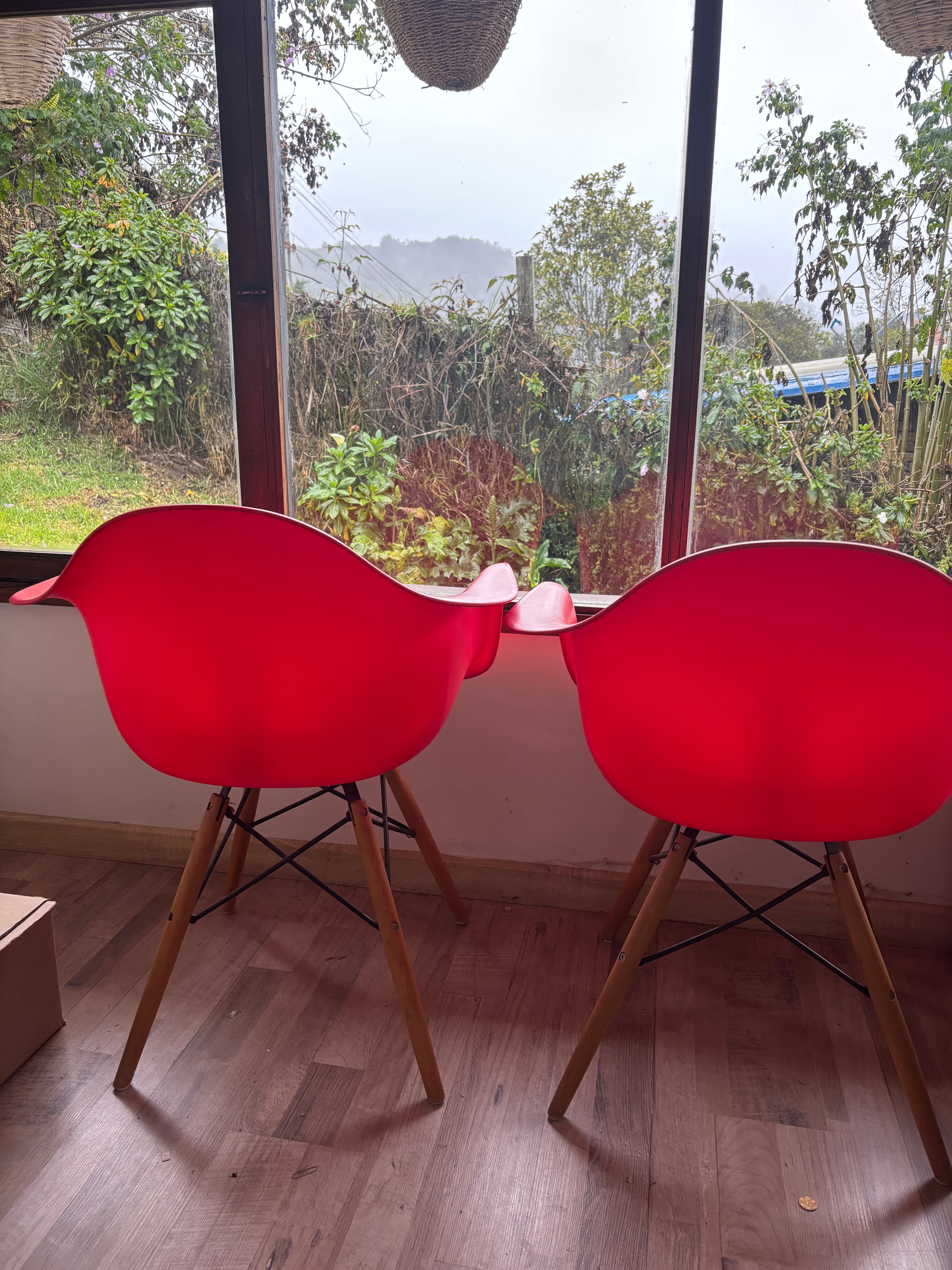 imagen de producto Dos sillas rojas Tugó