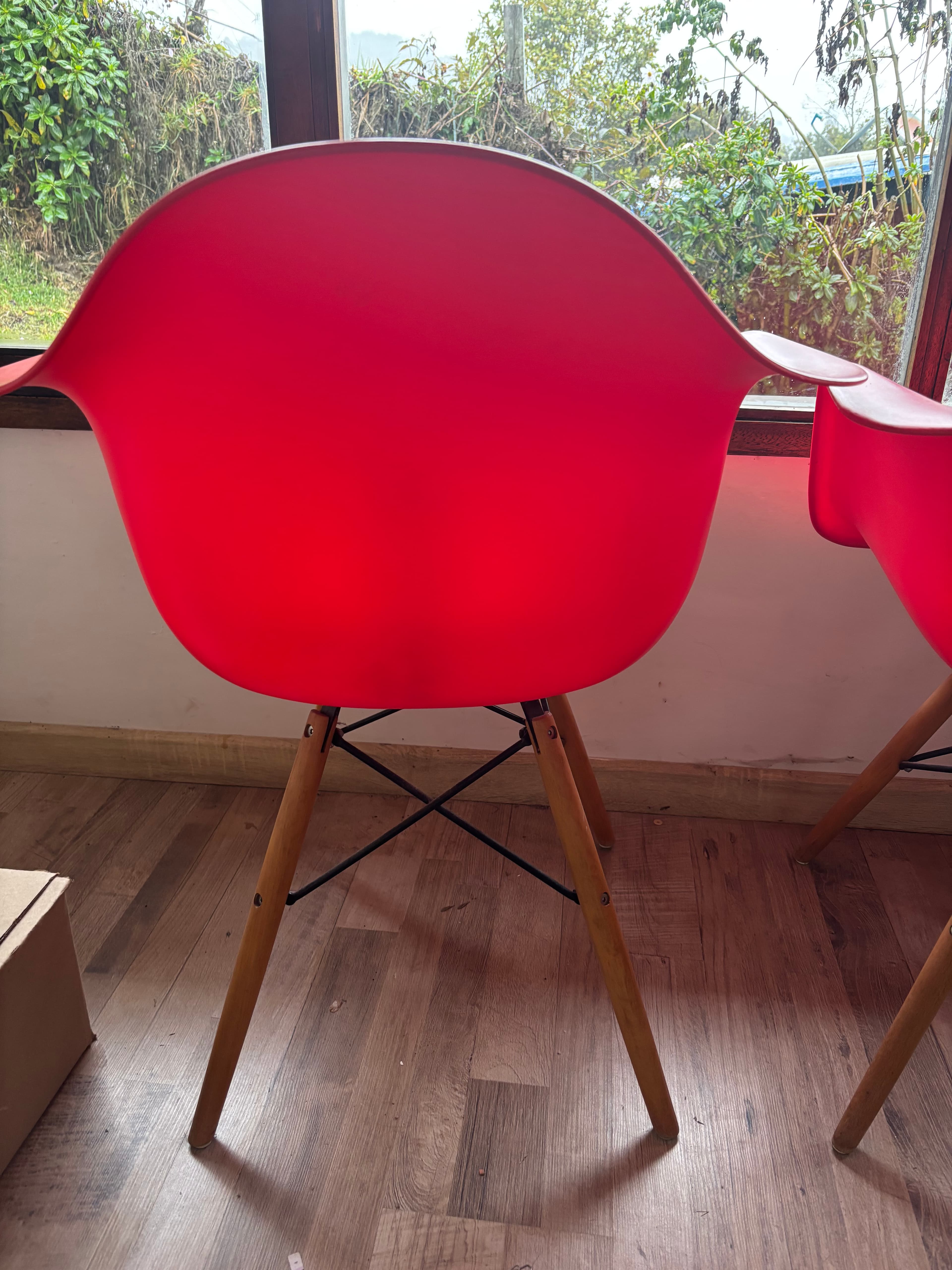 imagen de producto Dos sillas rojas Tugó