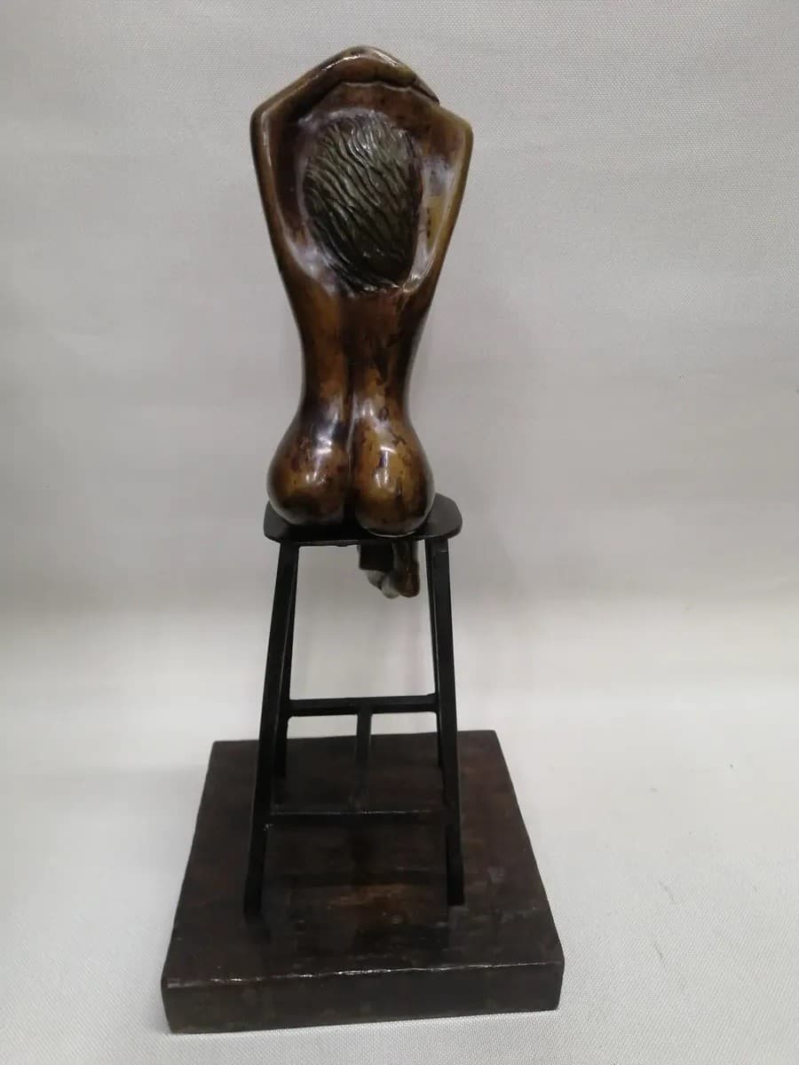 imagen de producto Escultura Mesa Antigua Mujer En Silla