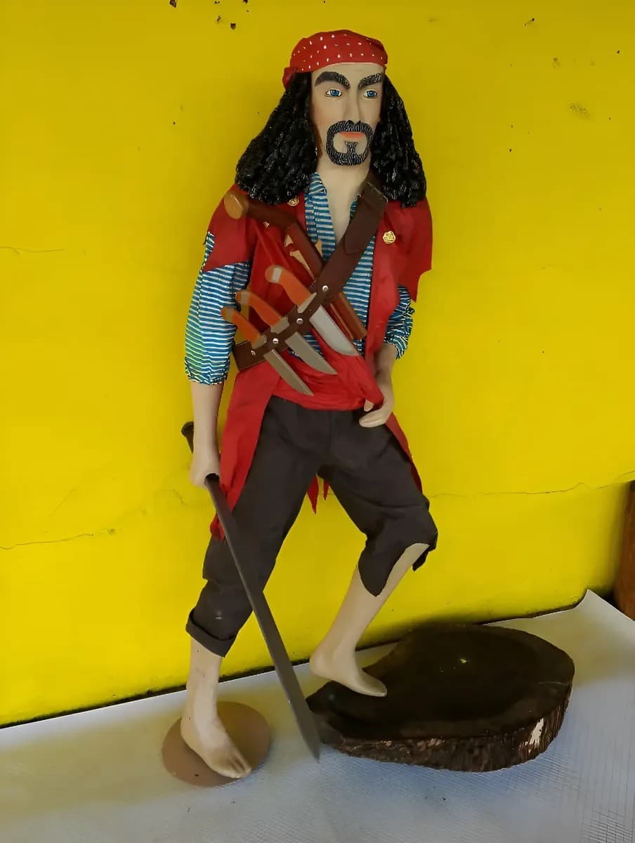 imagen de producto Escultura Gigante Pirata Morgan En Fibra