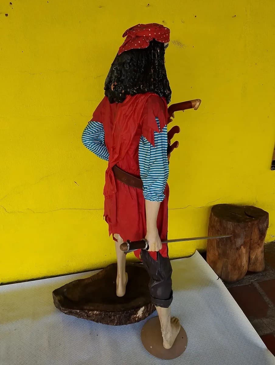 imagen de producto Escultura Gigante Pirata Morgan En Fibra