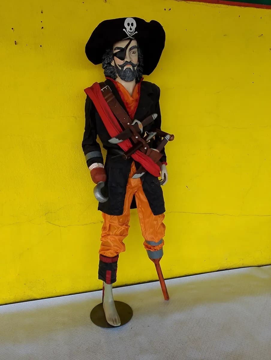 imagen de producto Escultura Gigante Capitan Garfio Fibra