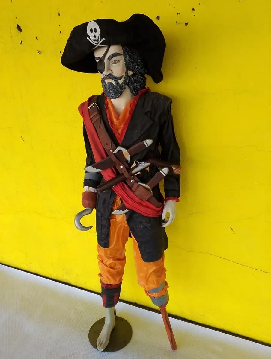 imagen de producto Escultura Gigante Capitan Garfio Fibra