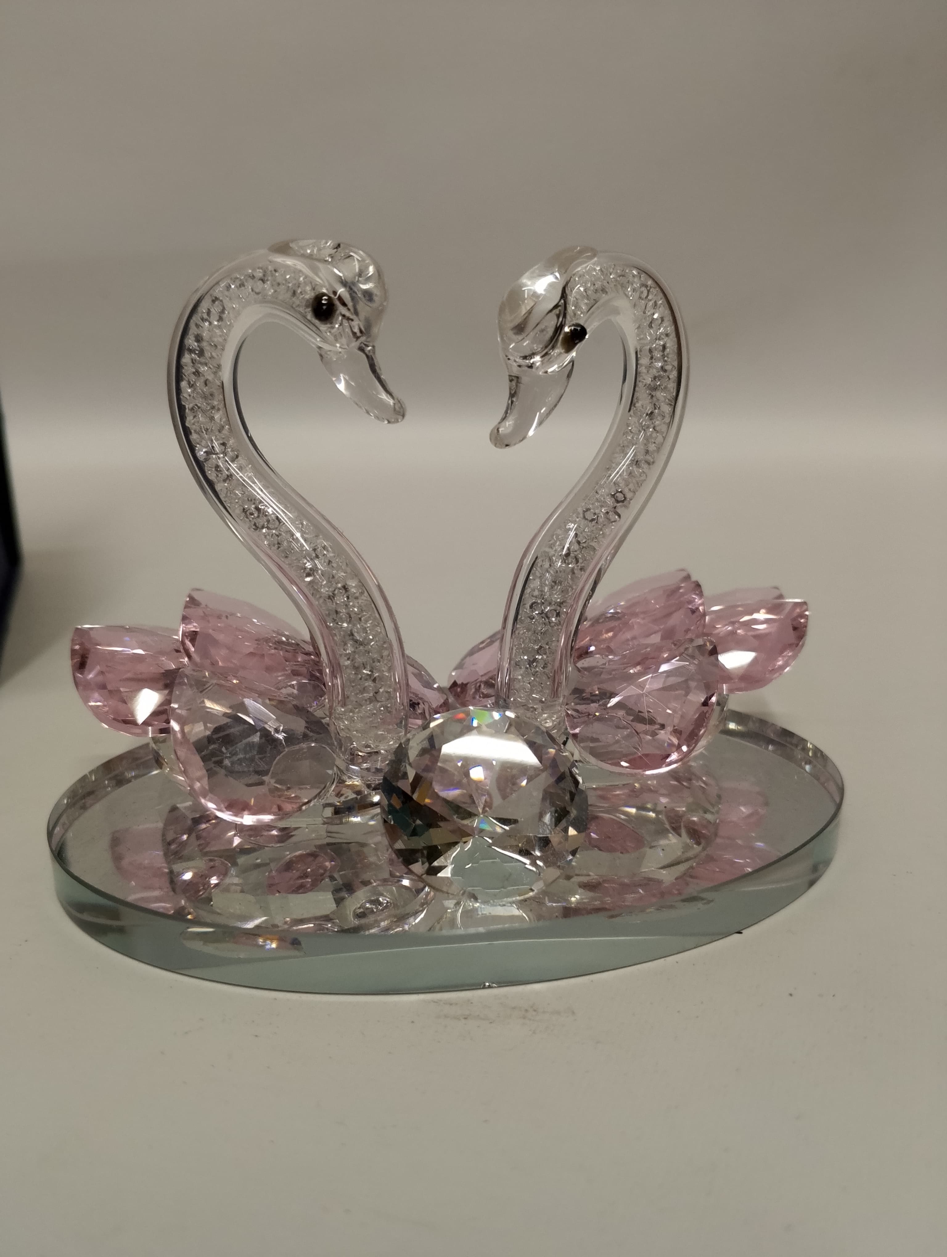imagen de producto FIGURA LAGO CISNES ESTILO SWAROVSKI