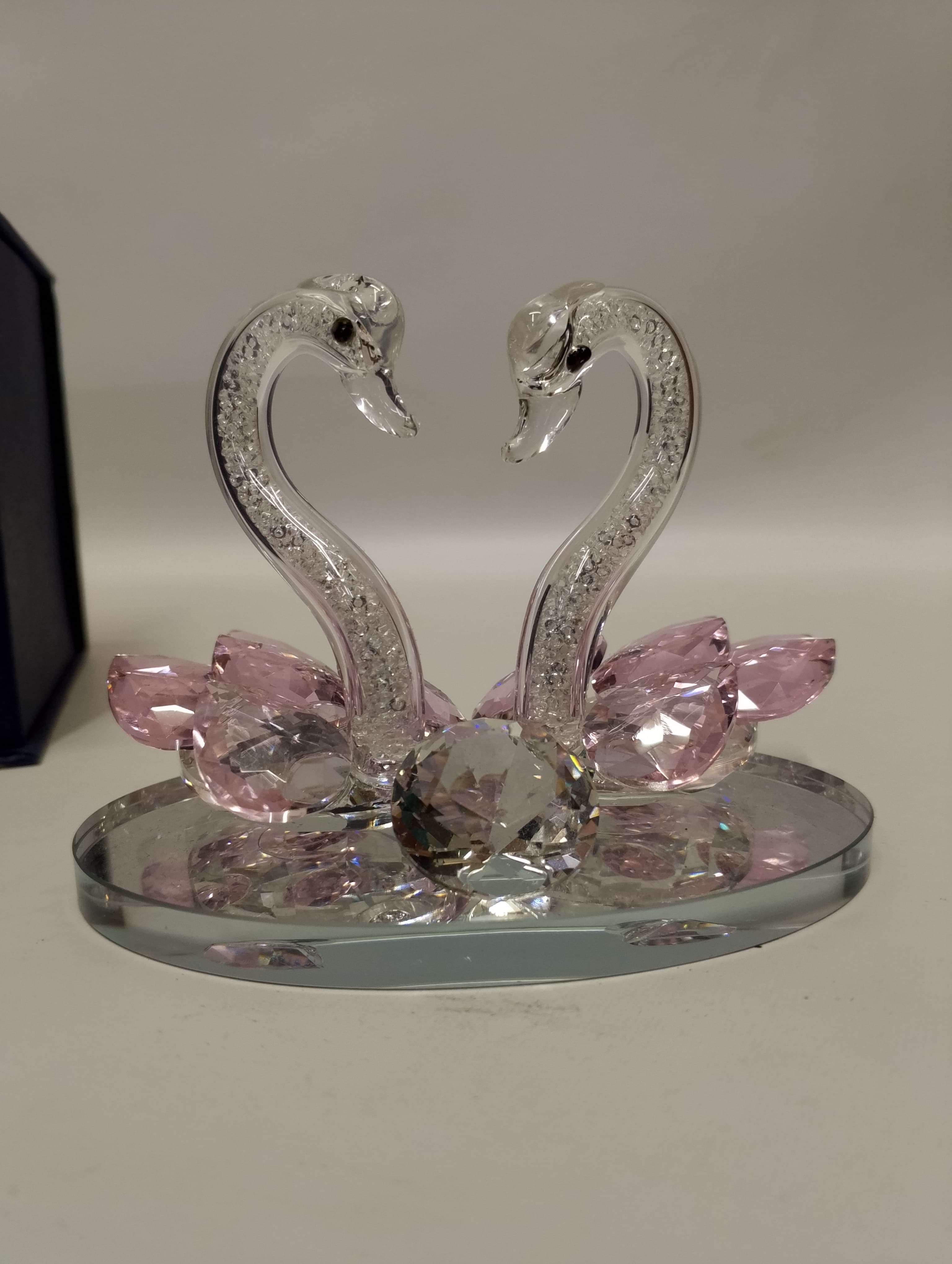 imagen de producto FIGURA LAGO CISNES ESTILO SWAROVSKI