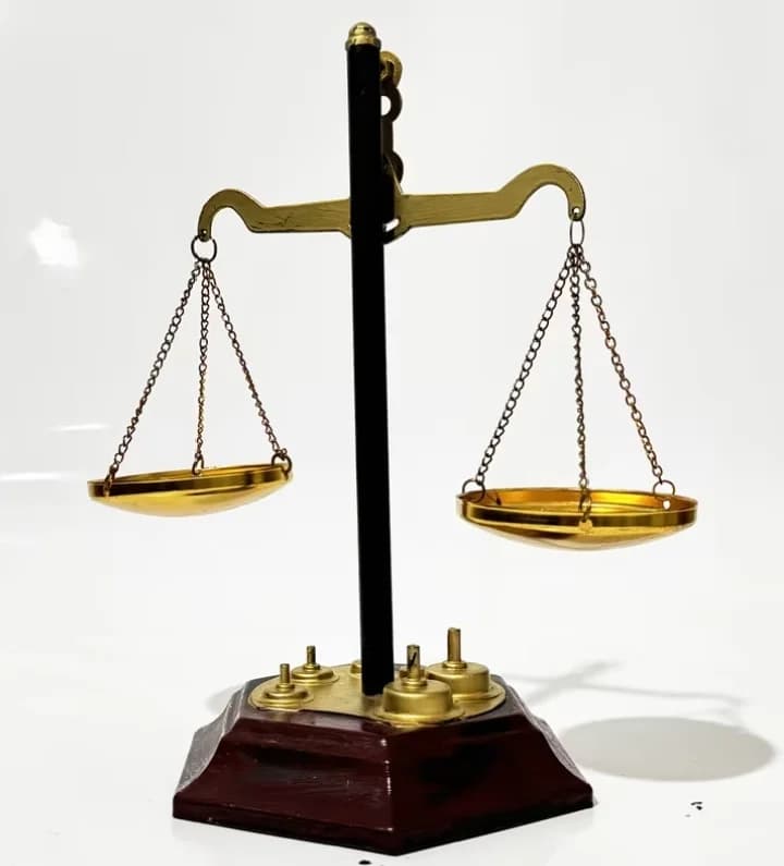 imagen de producto BALANZA JUSTICIA ANTIGUA ANTIMONIO Y LAMINILLA