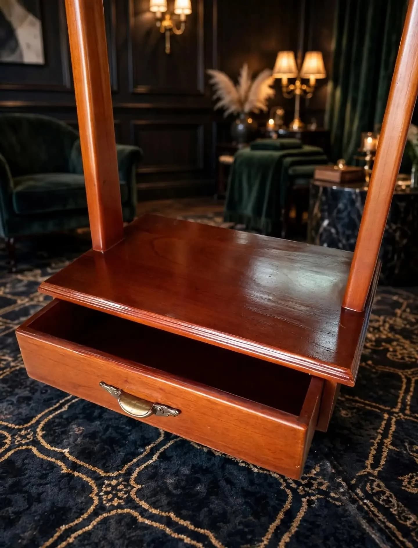 imagen de producto PERCHERO O SOLTERON ANTIGUO ITALY EN MADERA CEDRO