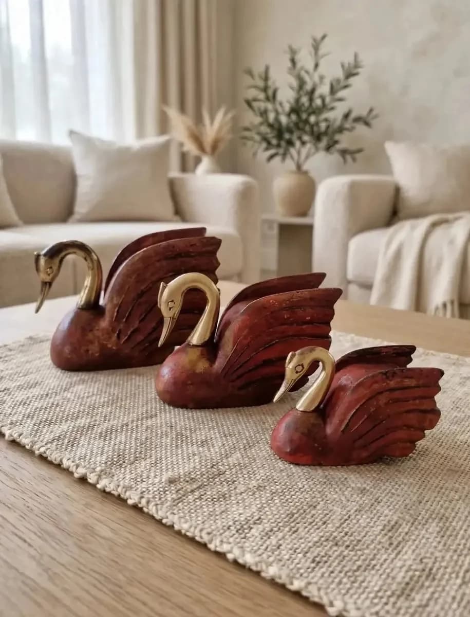 imagen de producto JUEGO DE CISNES HINDU MADERA CEDRO Y BRONCE X 3