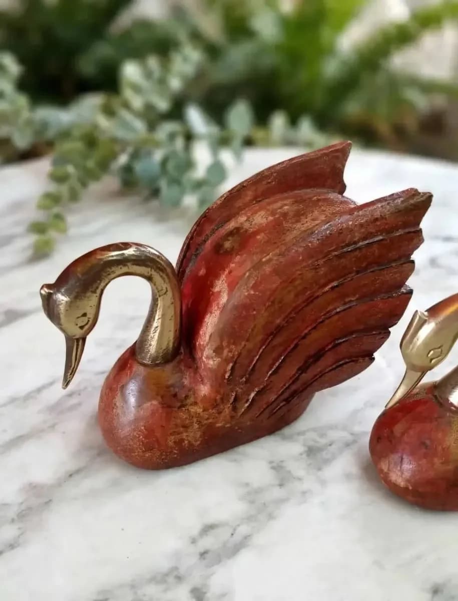 imagen de producto JUEGO DE CISNES HINDU MADERA CEDRO Y BRONCE X 3
