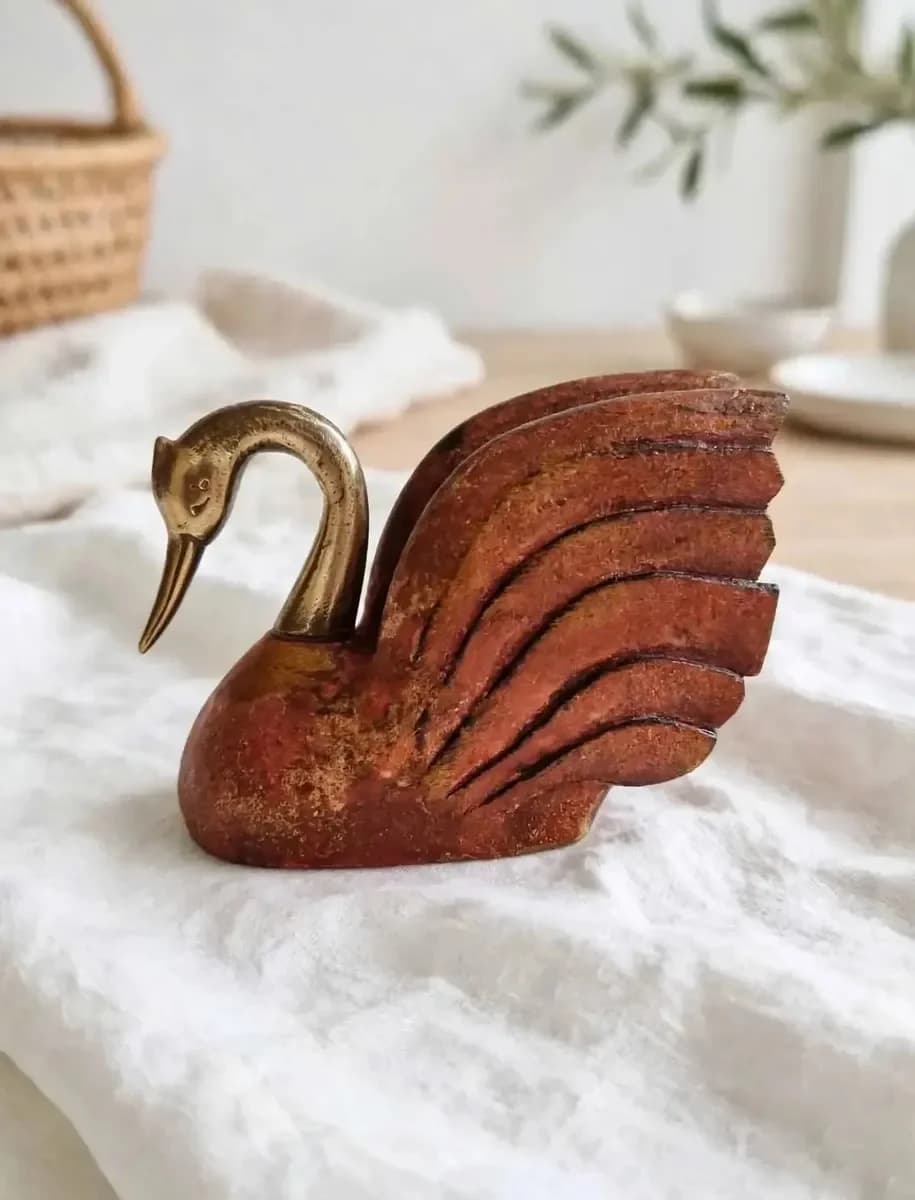 imagen de producto JUEGO DE CISNES HINDU MADERA CEDRO Y BRONCE X 3