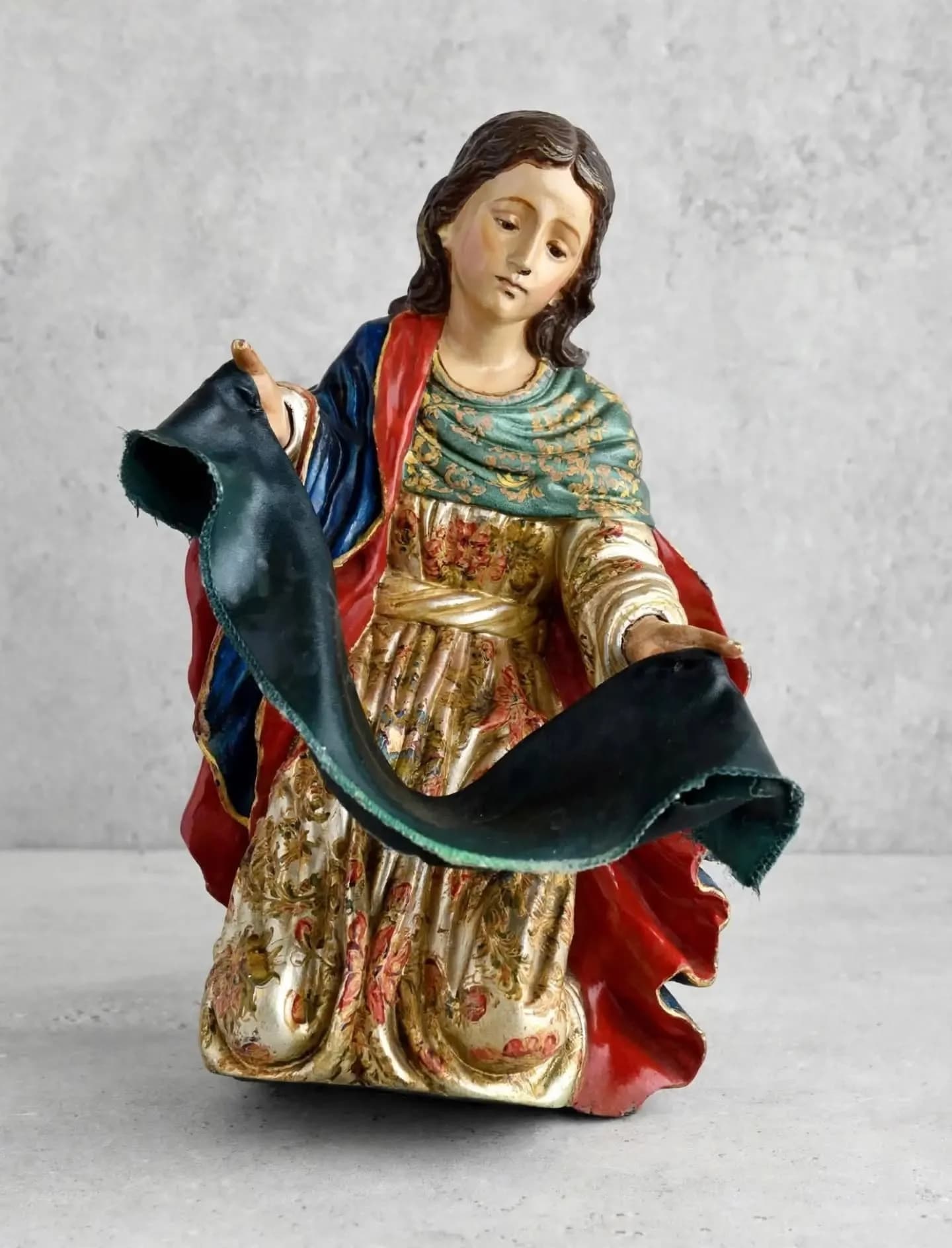 imagen de producto ESCULTURA QUITEÑA MADERA OLEO Y CRISTAL VIRGEN