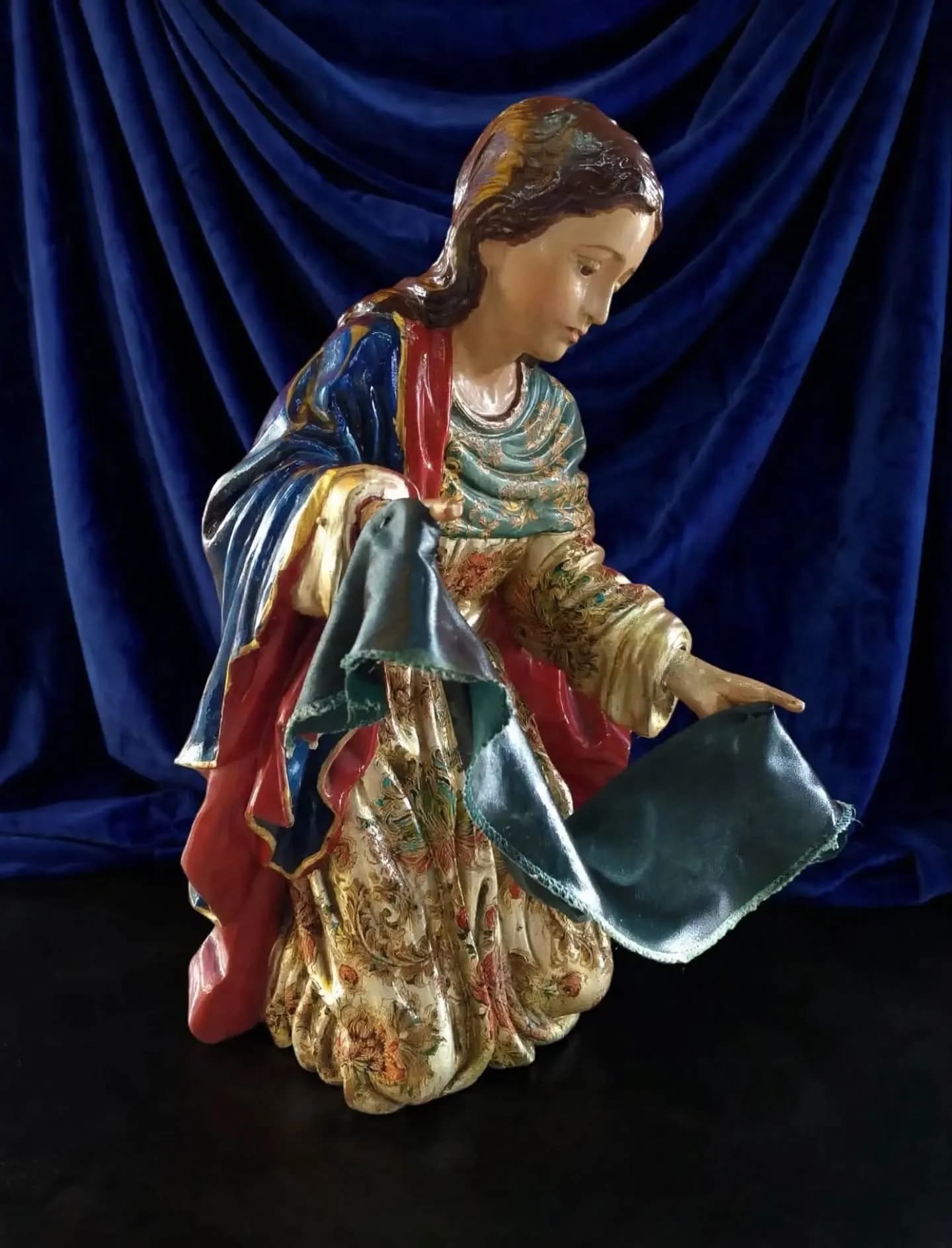 imagen de producto ESCULTURA QUITEÑA MADERA OLEO Y CRISTAL VIRGEN