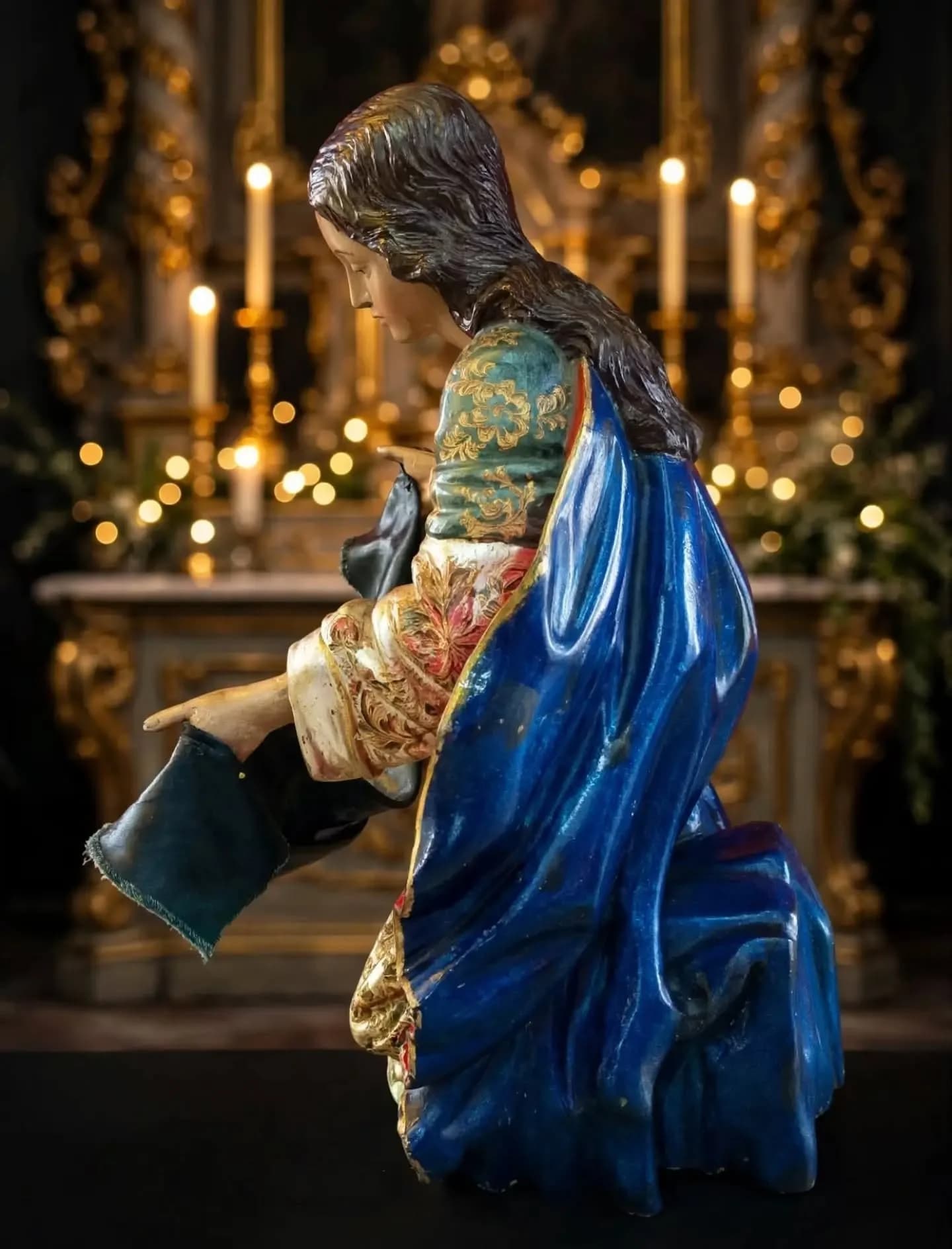 imagen de producto ESCULTURA QUITEÑA MADERA OLEO Y CRISTAL VIRGEN