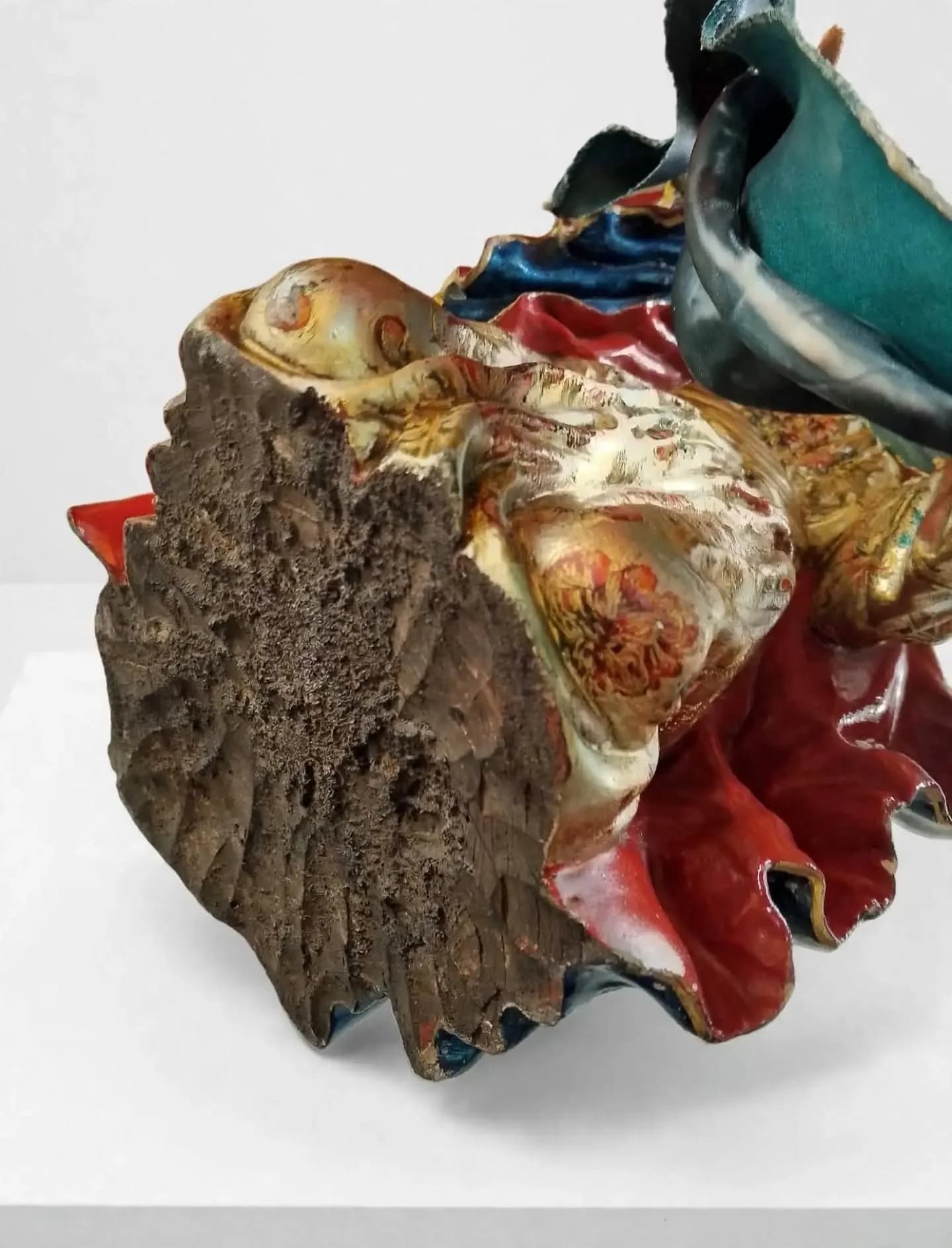 imagen de producto ESCULTURA QUITEÑA MADERA OLEO Y CRISTAL VIRGEN