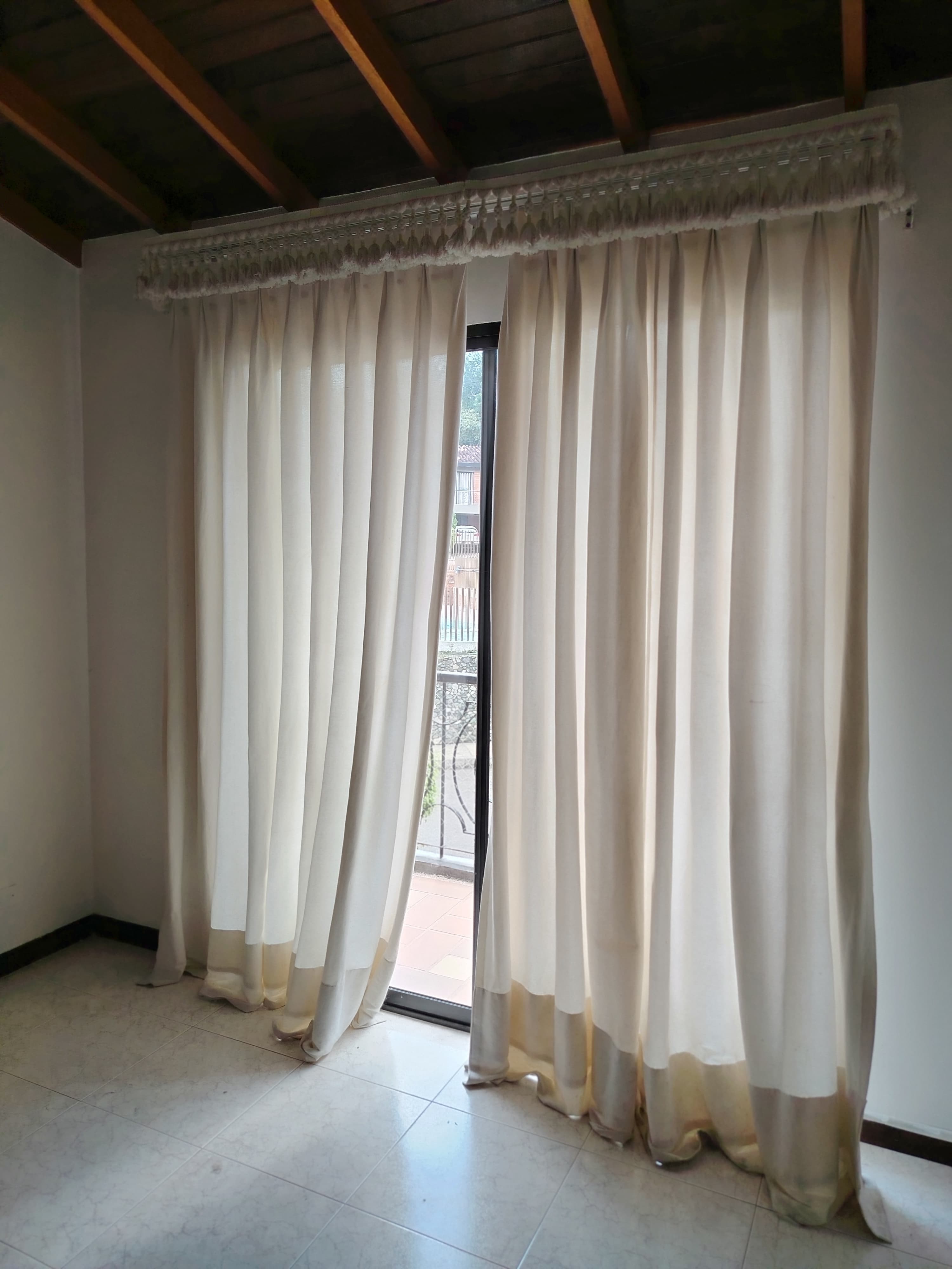 imagen de producto Cortinas en telar con cenefa