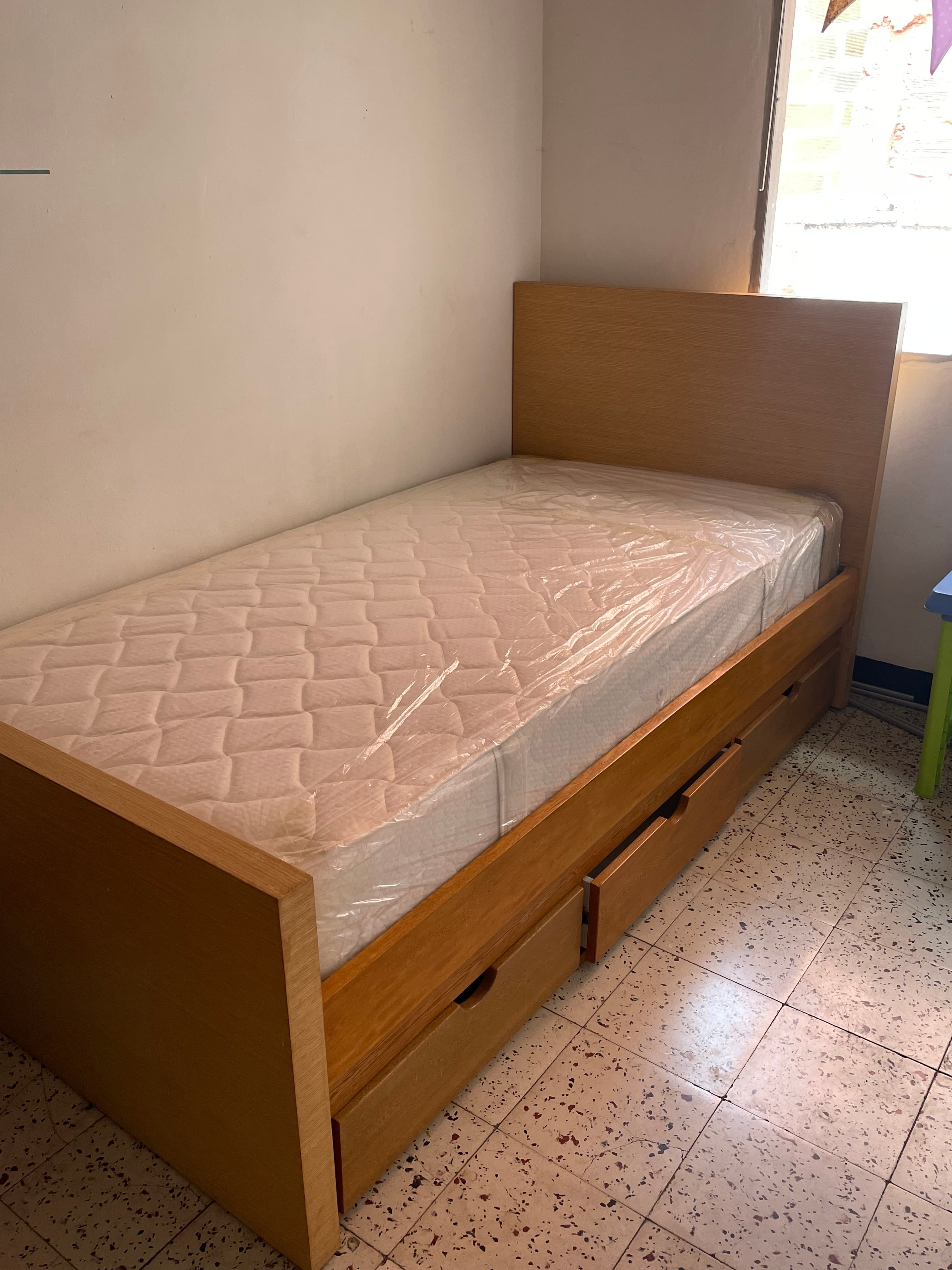 imagen de producto Cama en roble nueva con colchón nuevo