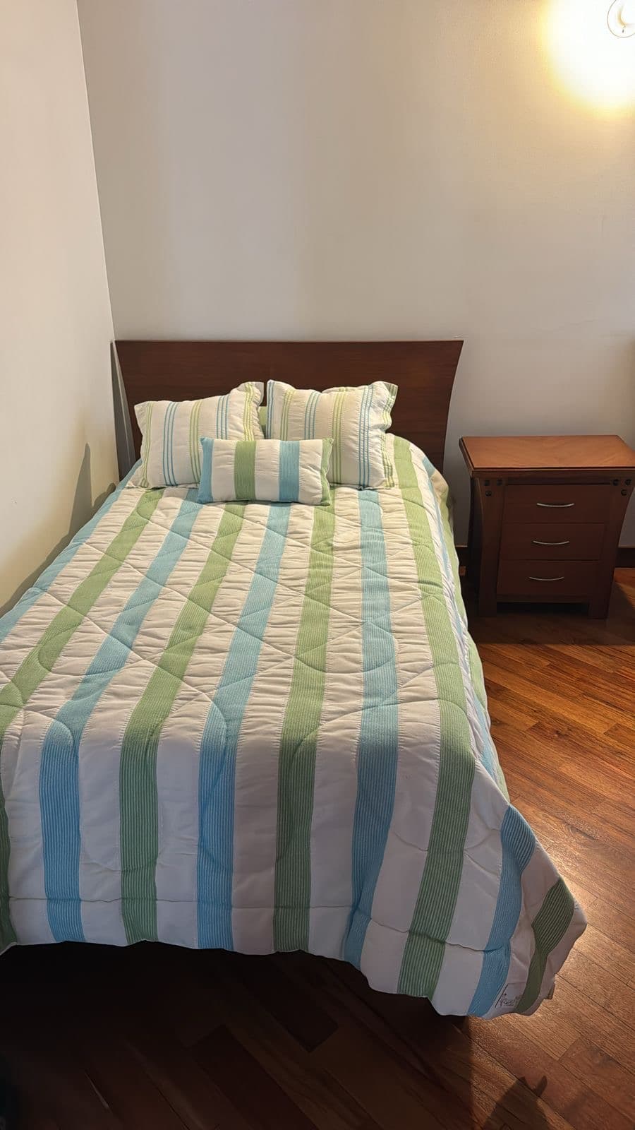 imagen de producto Cama en chapilla con nochero y colchón