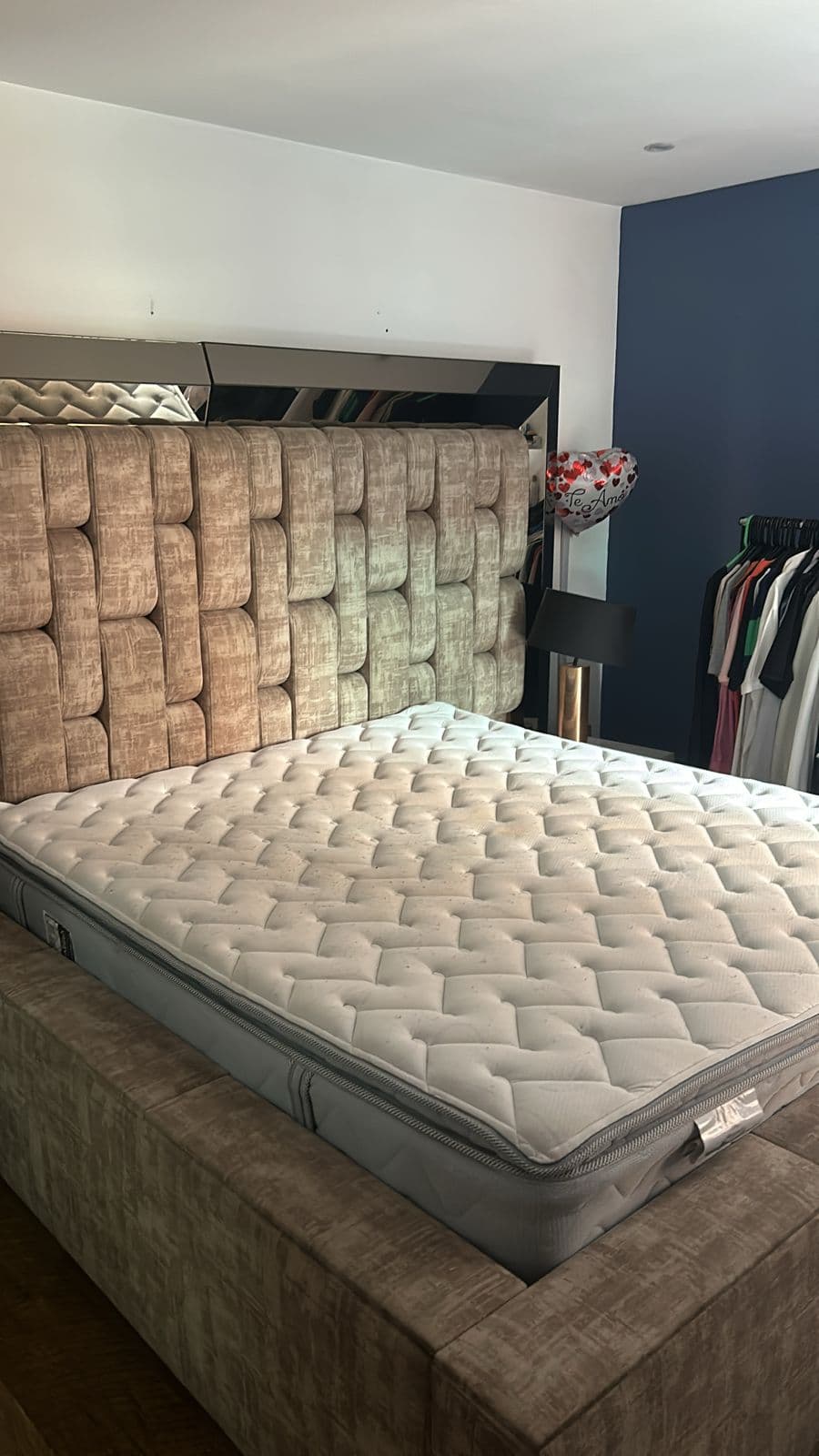 imagen de producto Cama tamaño Queen de lujo con espejo