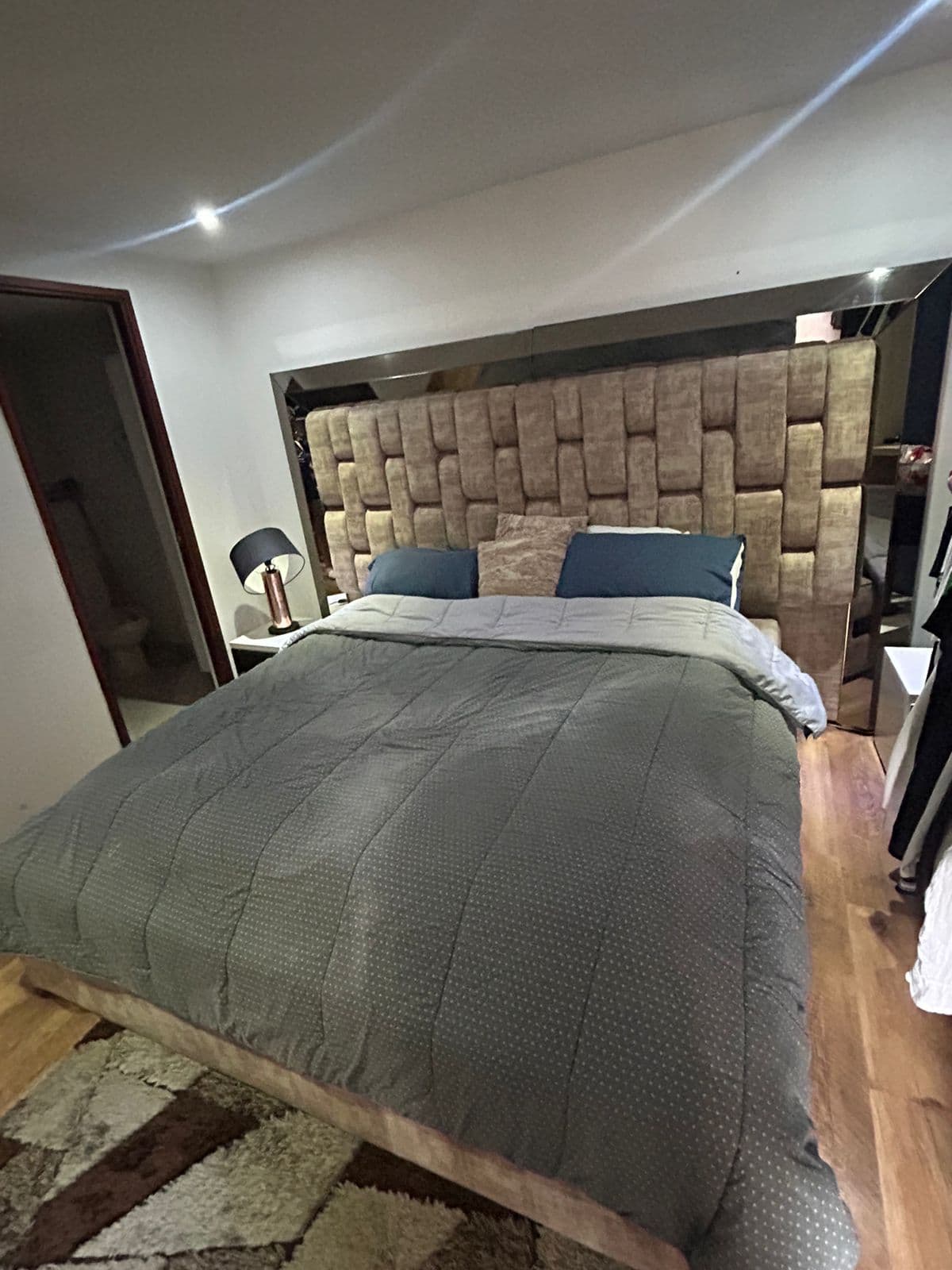 imagen de producto Cama tamaño Queen de lujo con espejo