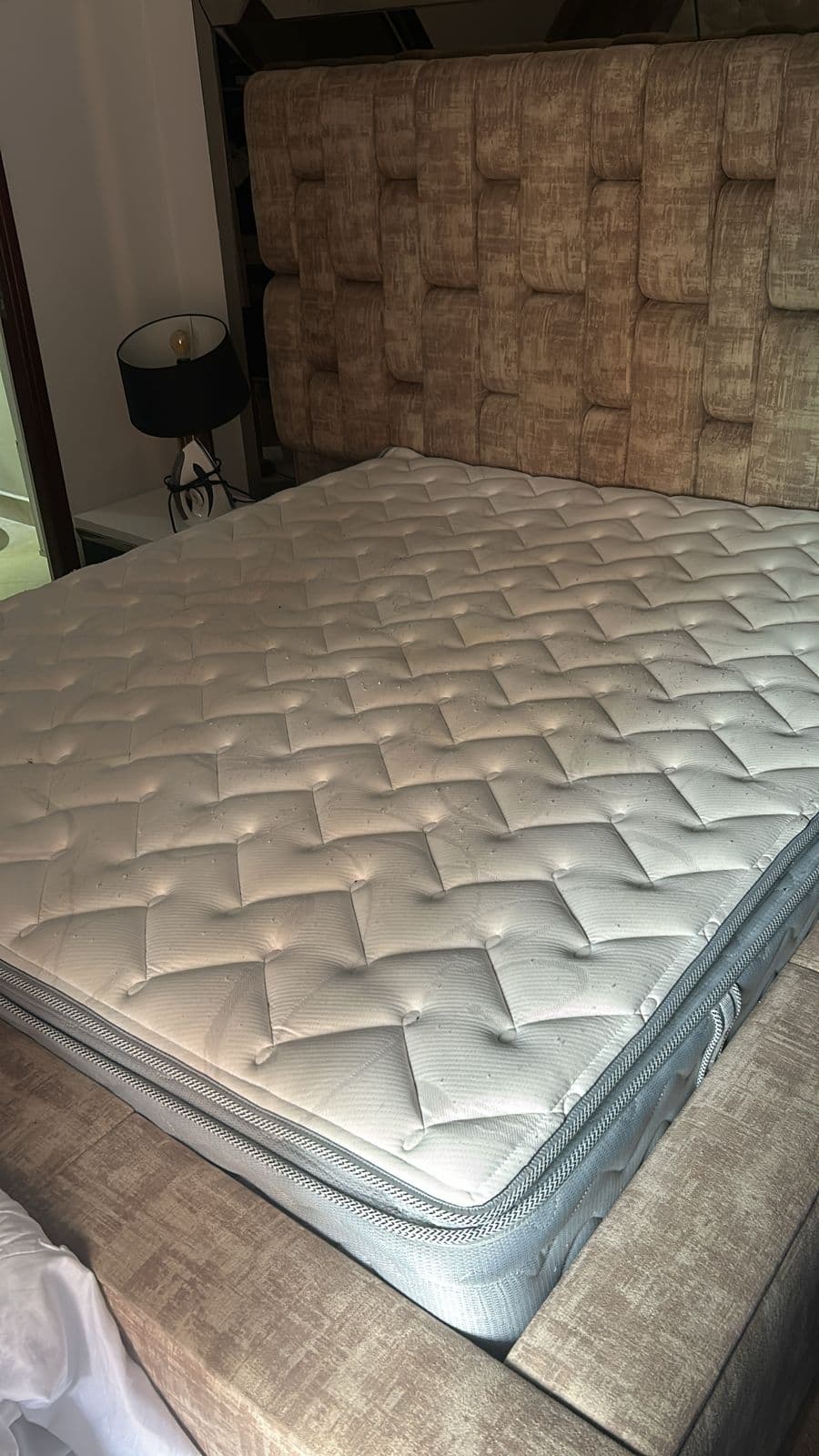 imagen de producto Cama tamaño Queen de lujo con espejo