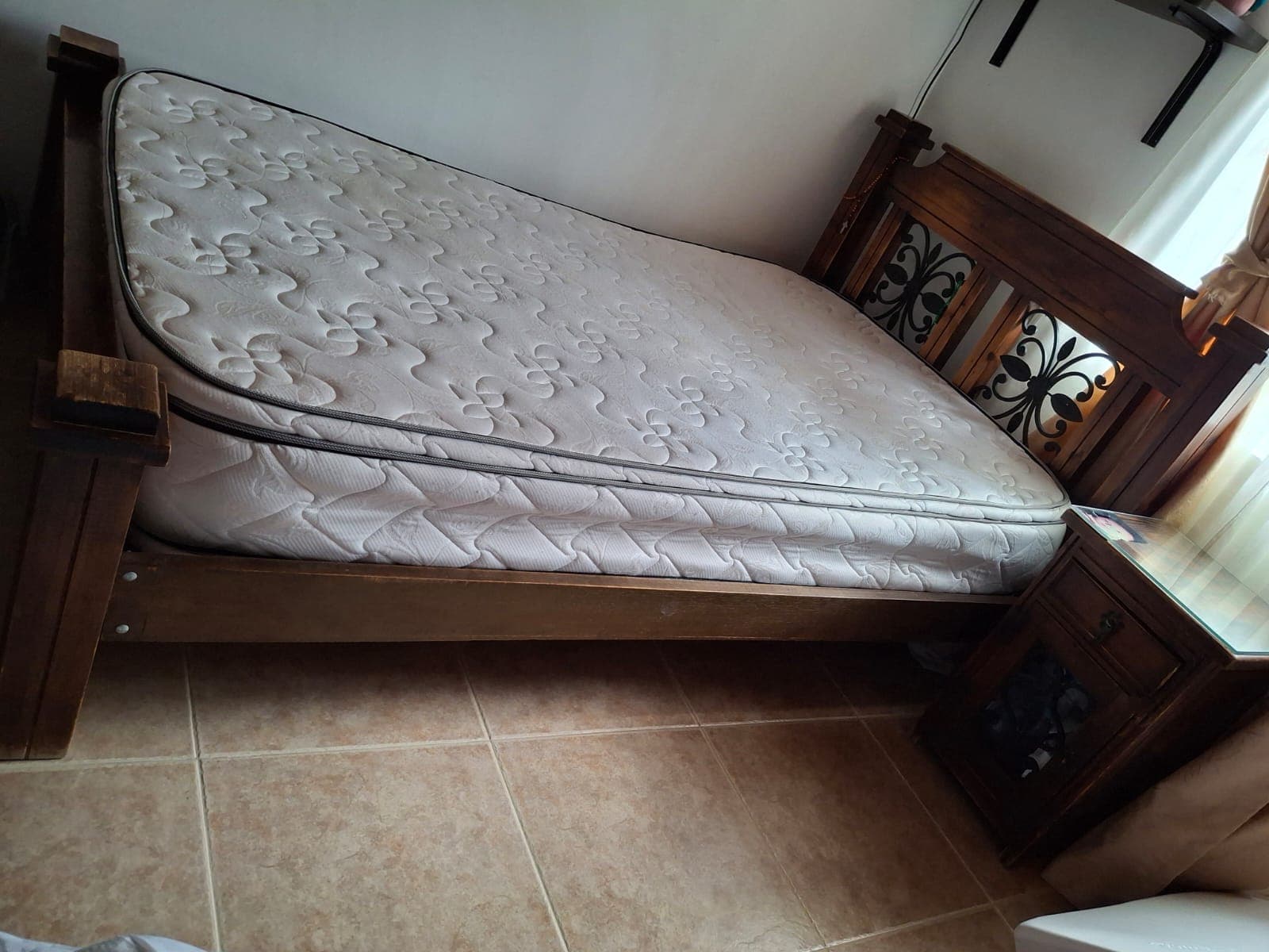imagen de producto Cama con colchón y nocheros