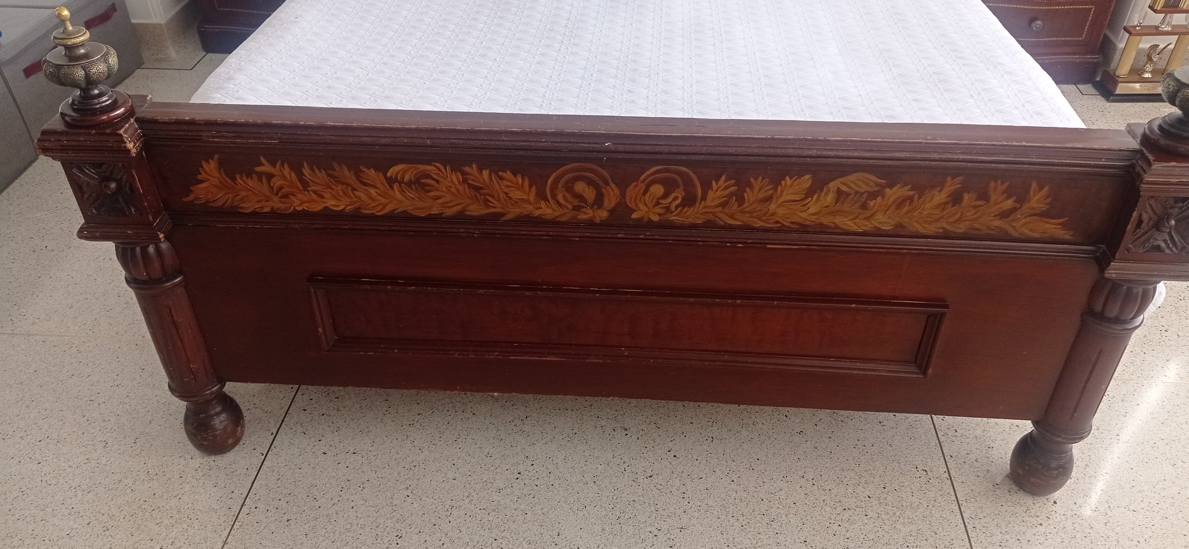 imagen de producto Cama antigua en roble pintada a mano