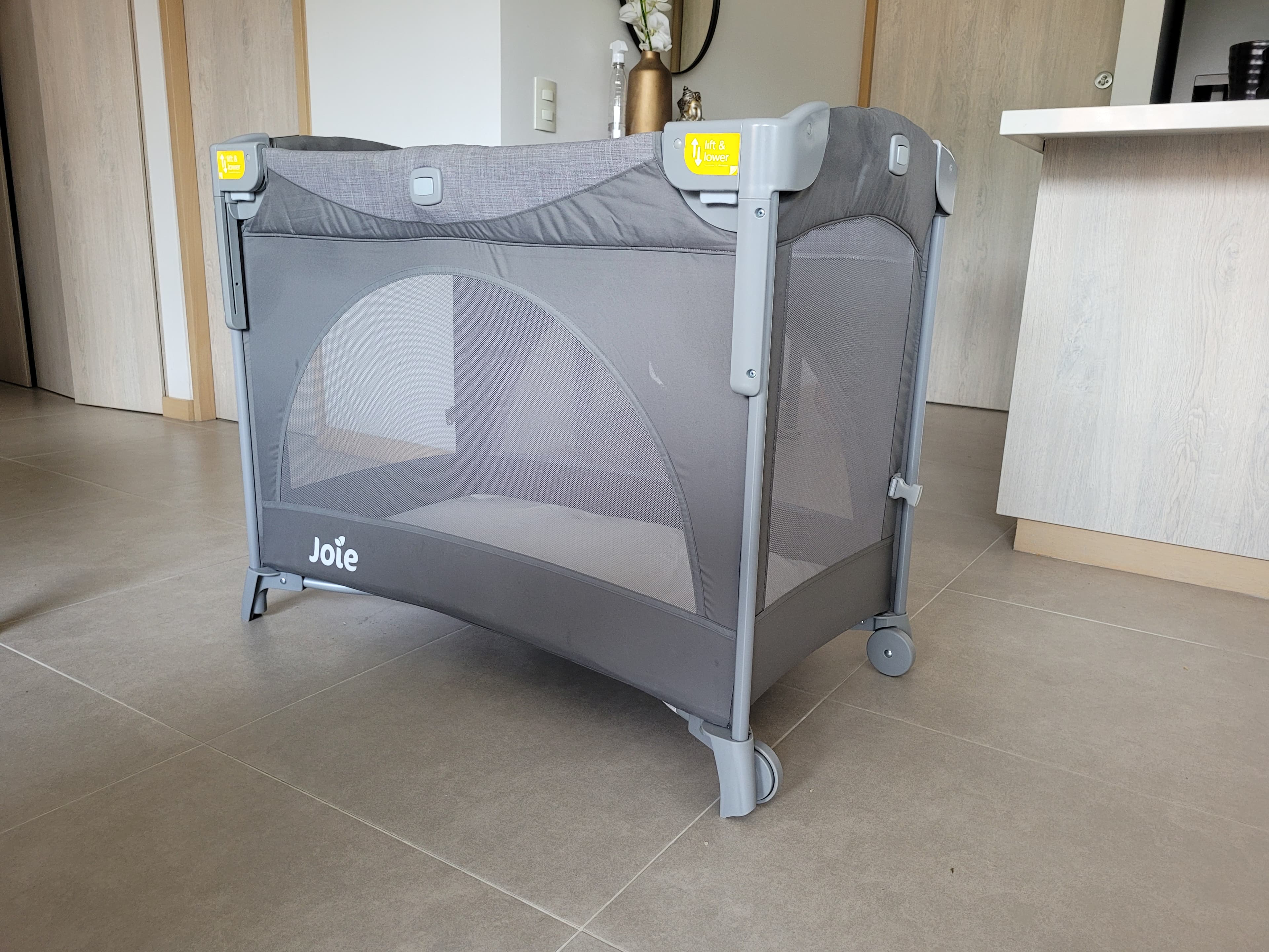 imagen de producto Cuna colecho Joie Kubbie gris