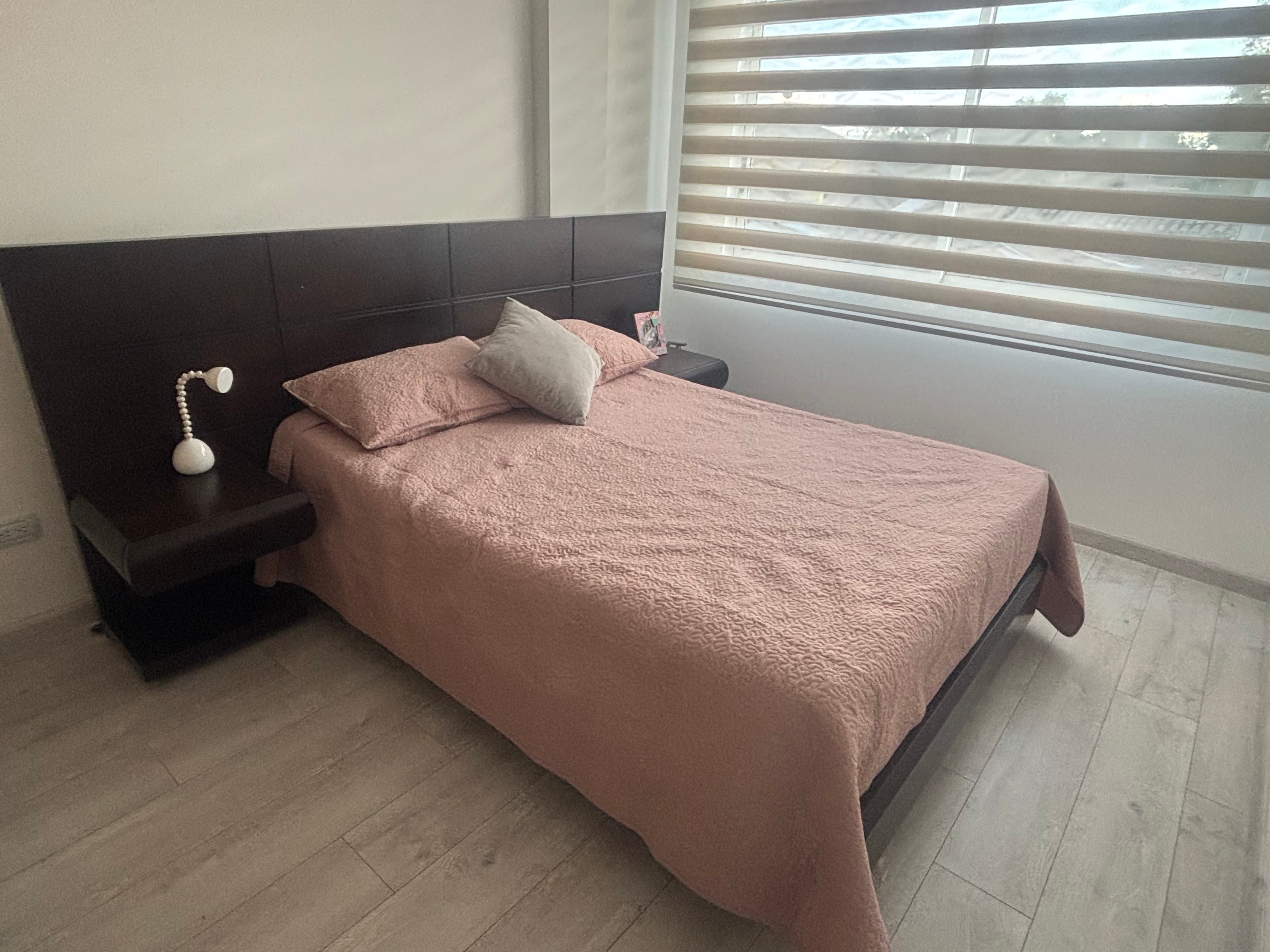 imagen de producto cama doble con mesas de noche empotradas