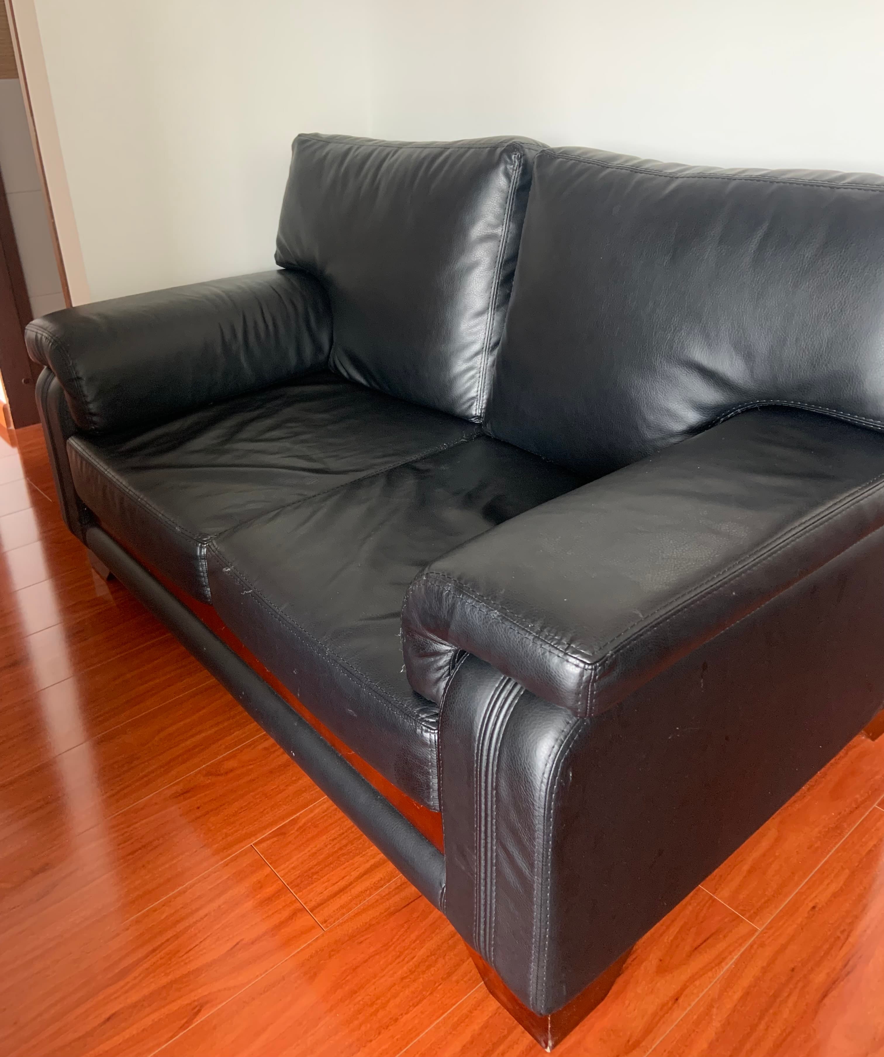 imagen de producto Sofa negro dos puestos cuero