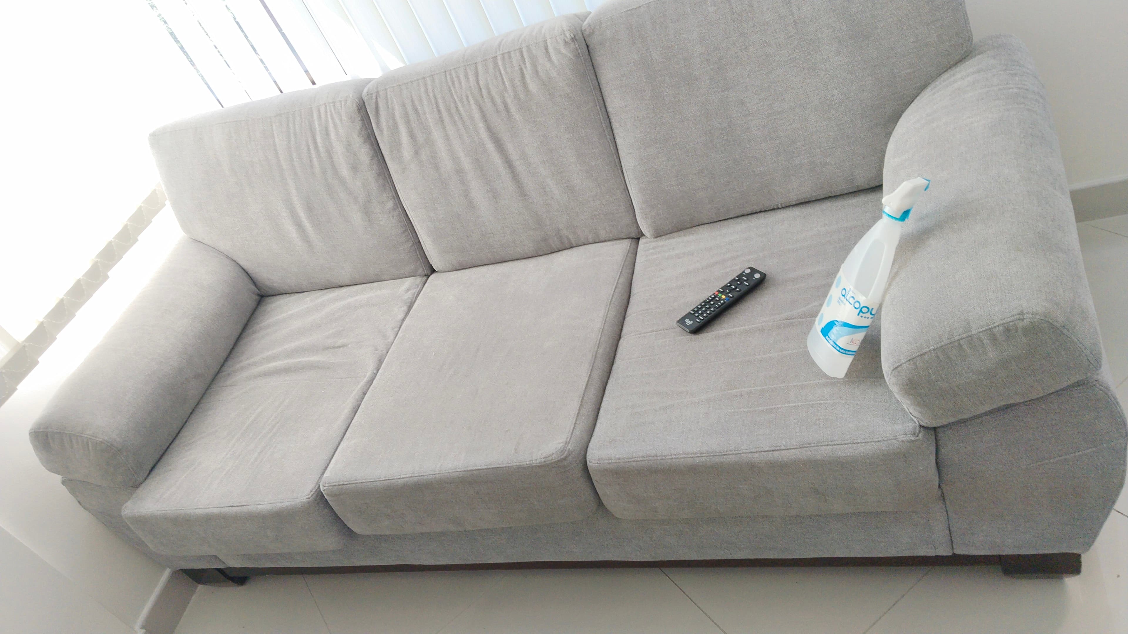 imagen de producto Sofa gris 3 puestos base en madera