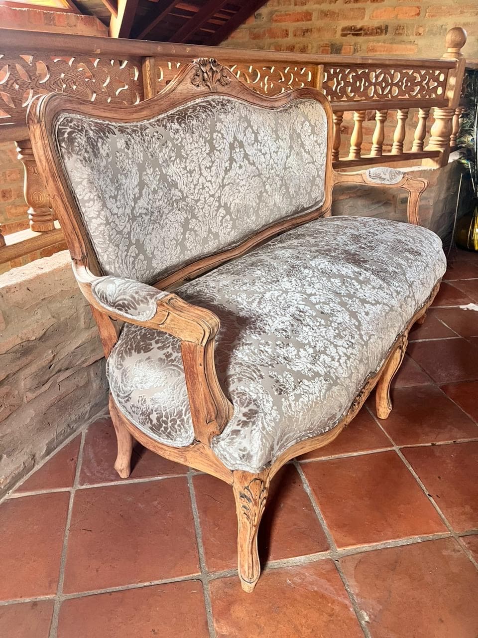 imagen de producto Sofá estilo isabelino color taupe