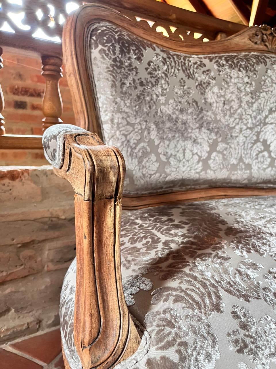 imagen de producto Sofá estilo isabelino color taupe