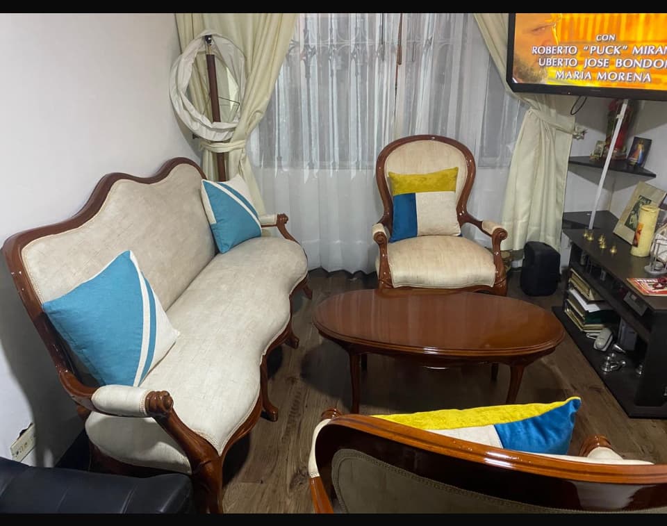 imagen de producto Sofá beige 3 puestos con 2 poltronas