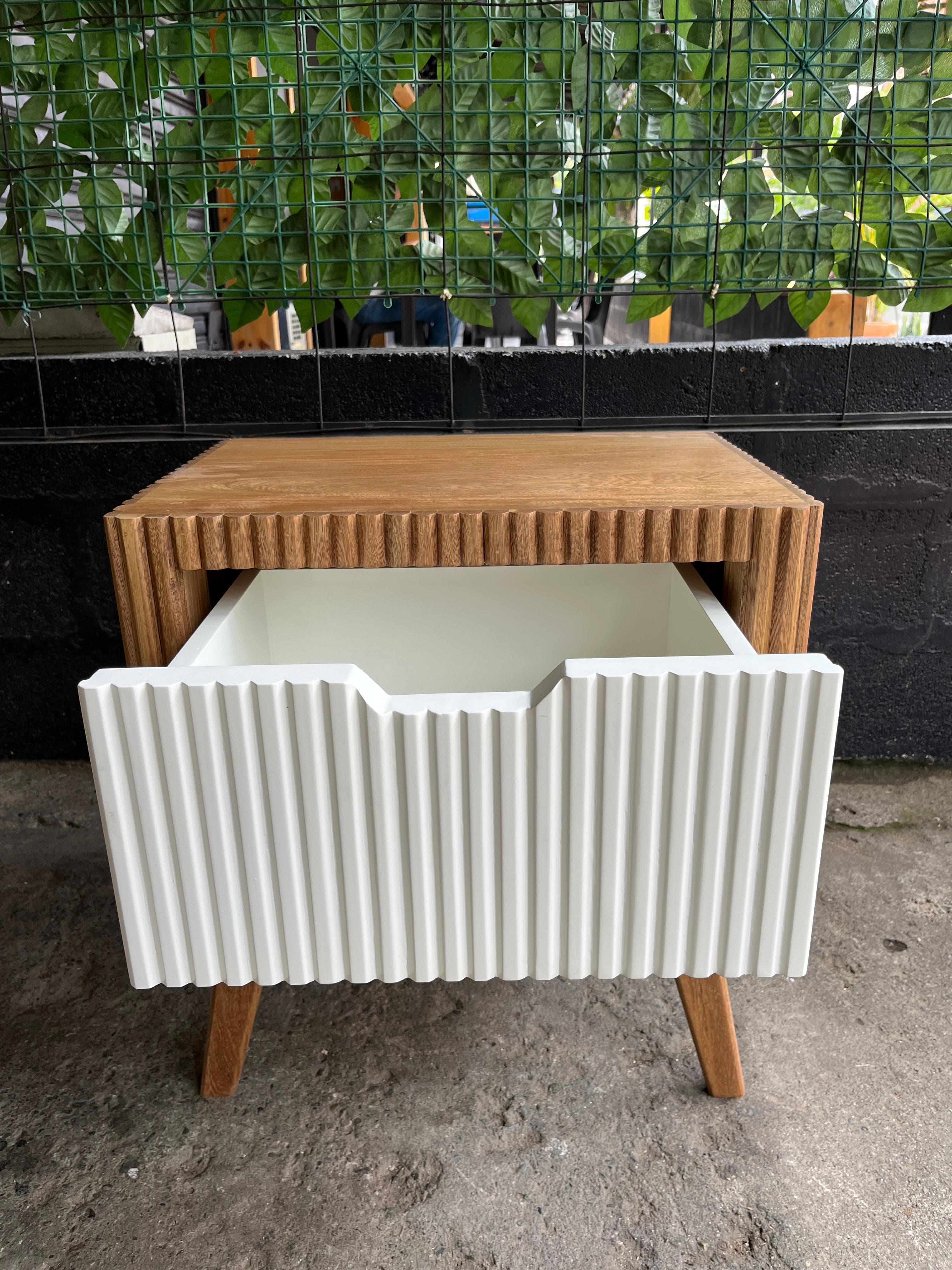 imagen de producto Mesa de Noche en Blanco y Roble Natural