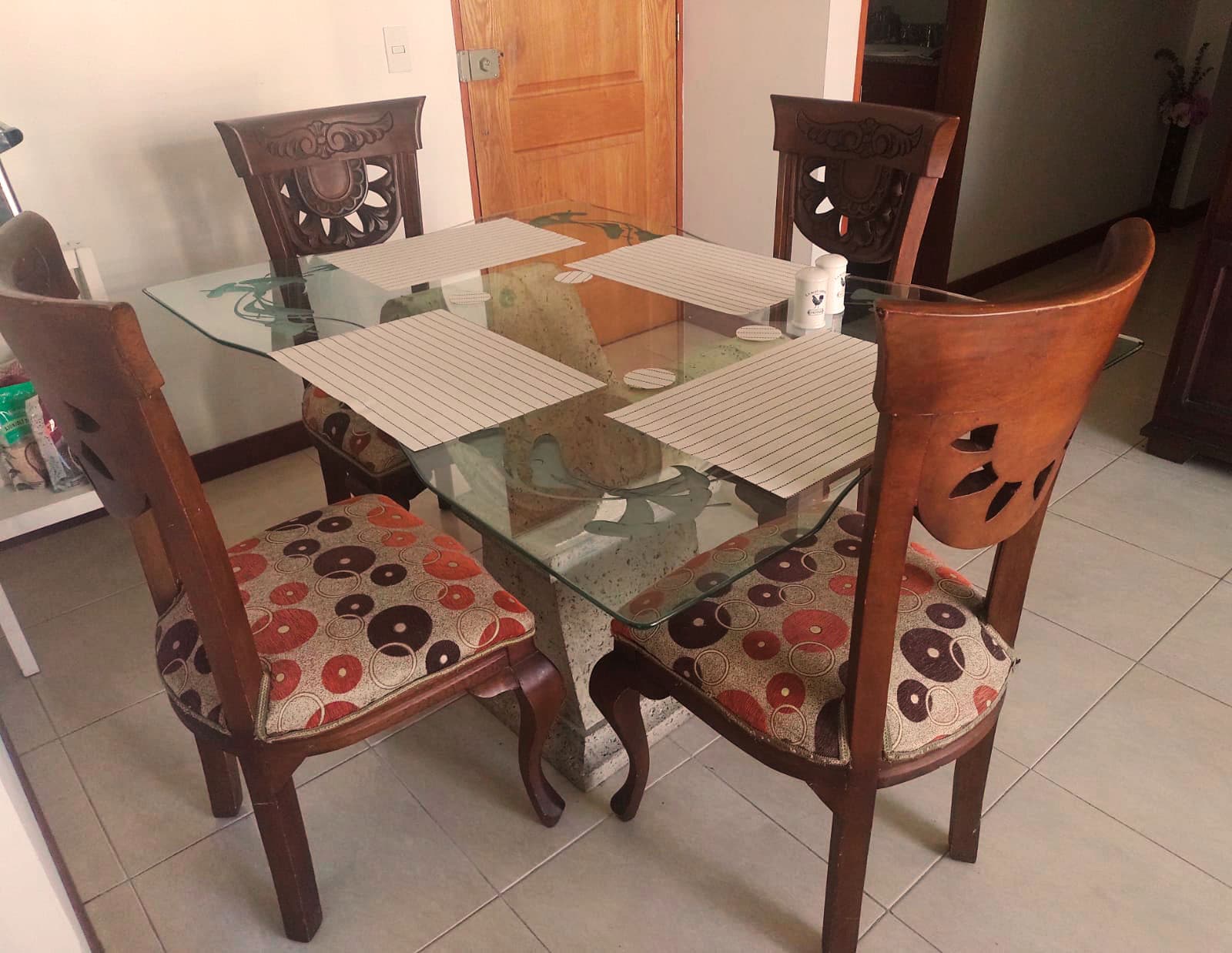 imagen de producto Mesa comedor de vidrio tallado