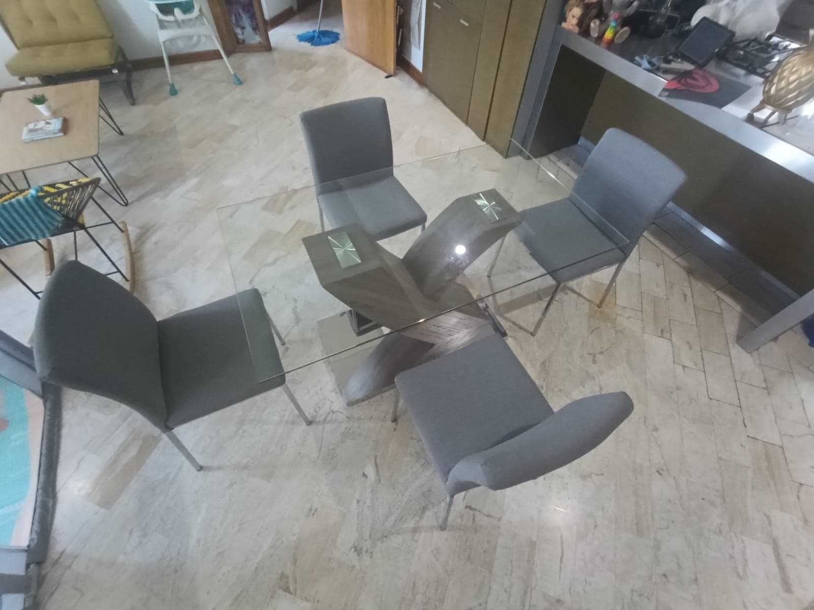 imagen de producto Comedor vidrio + base madera+ 4 sillas