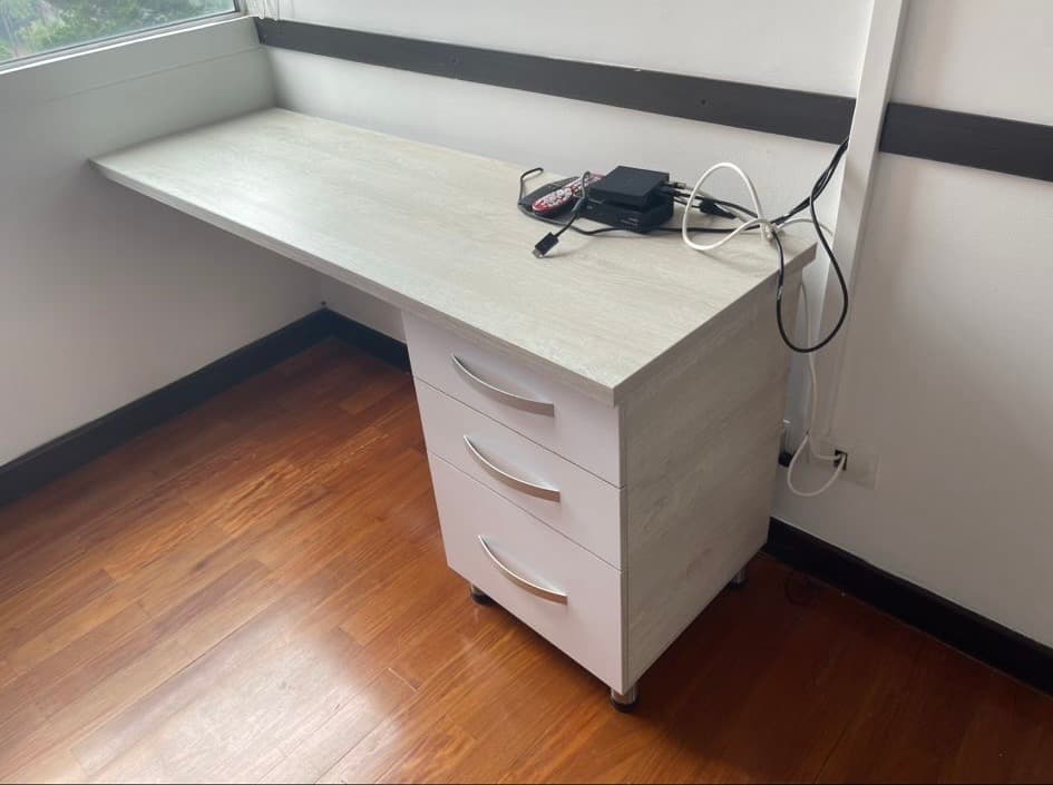 imagen de producto Escritorio con repisa auxiliar de pared