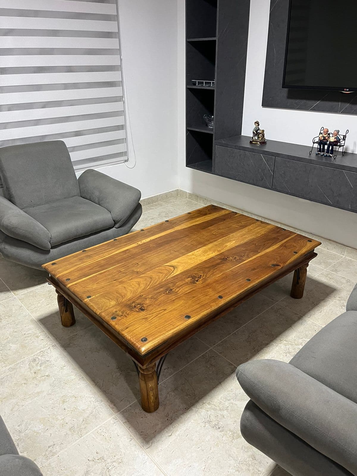 imagen de producto Hermosa Mesa de centro en cedro y hierro