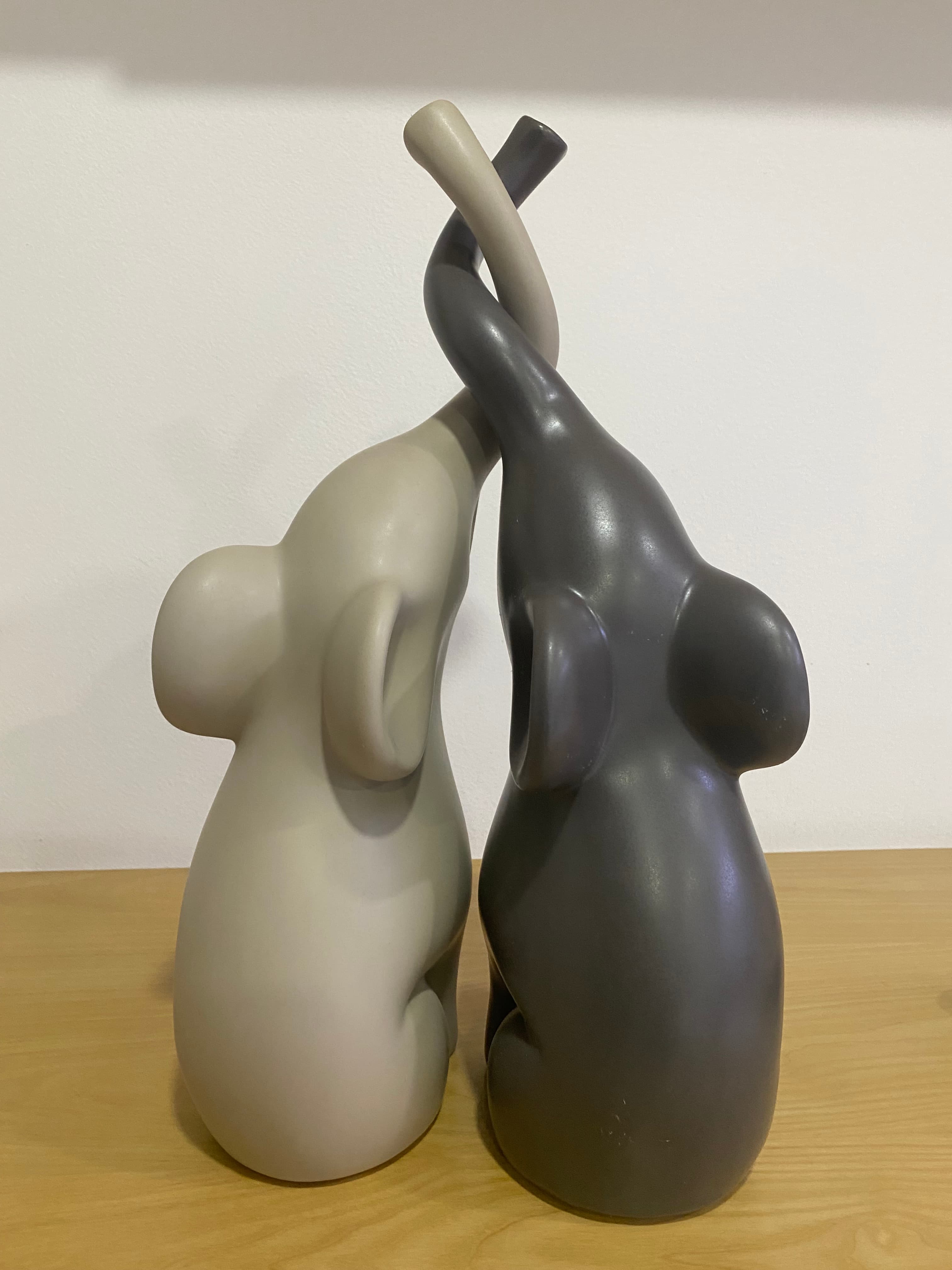 imagen de producto Estatuas elefantes abrazados ecerámica
